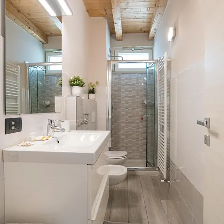 Guesthost - - Lakeview With Garage Daire